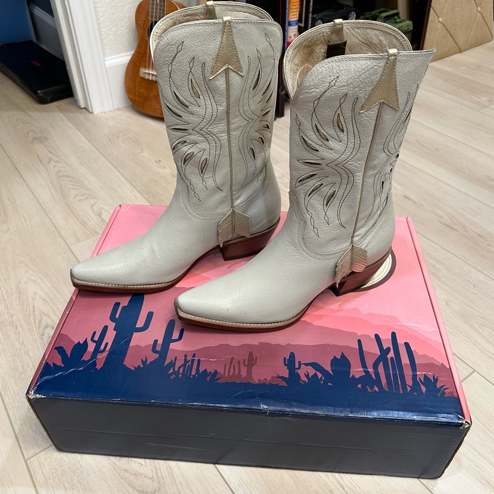 Lucchese Kacey Musgraves Follow Your Arrow boots 8 1/2 new in box!